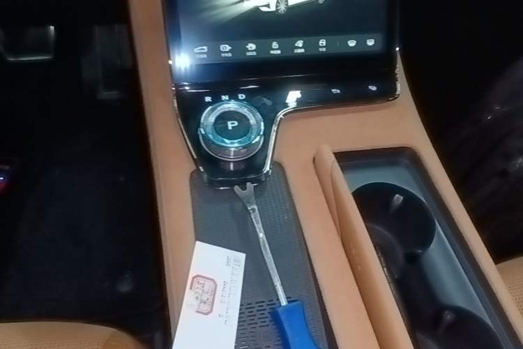 Used VOYAH PASSION 2024 PHEV Four-Wheel Drive Ultra-Long Range Flagship Model Gear Lever
