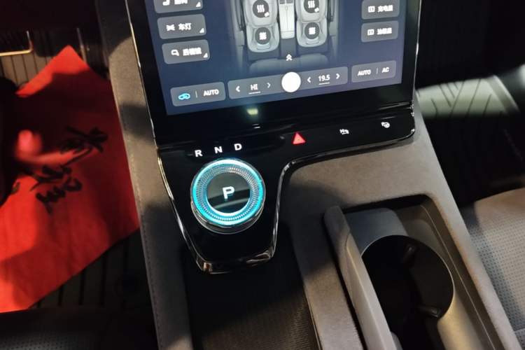 Used VOYAH PASSION 2024 PHEV Four-Wheel Drive Ultra-Long Range Executive Edition Gear Lever