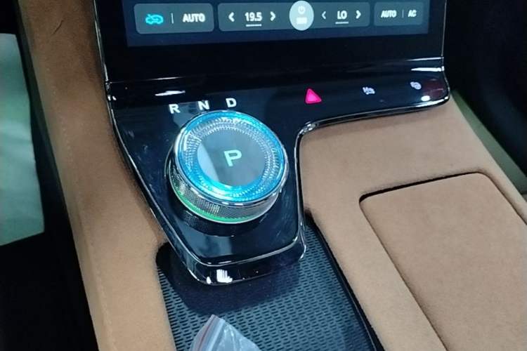 Used VOYAH PASSION 2024 PHEV Four-Wheel Drive Ultra-Long Range Flagship Model Gear Lever