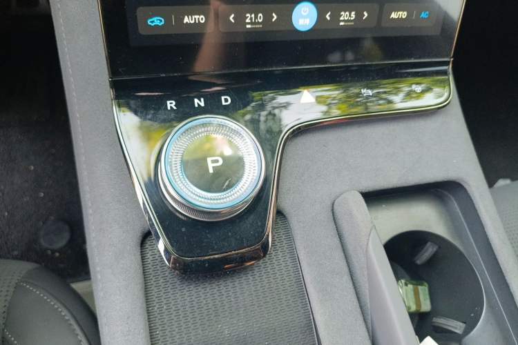 Used VOYAH PASSION 2024 PHEV Four-Wheel Drive Ultra-Long Range Executive Edition Gear Lever