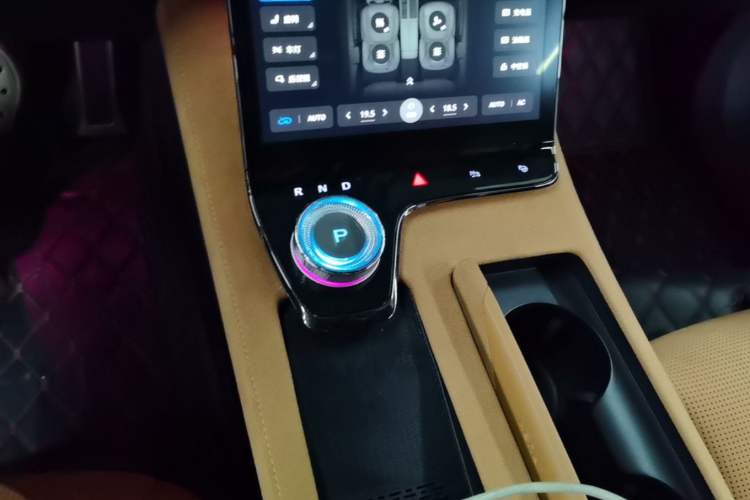 Used VOYAH PASSION 2024 PHEV Four-Wheel Drive Ultra-Long Range Flagship Model Gear Lever
