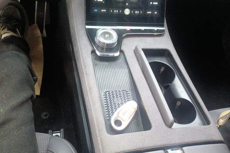 Used VOYAH PASSION 2024 PHEV Four-Wheel Drive Ultra-Long Range Flagship Model Gear Lever