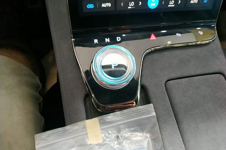 Used VOYAH PASSION 2024 PHEV Four-Wheel Drive Ultra-Long Range Executive Edition Gear Lever