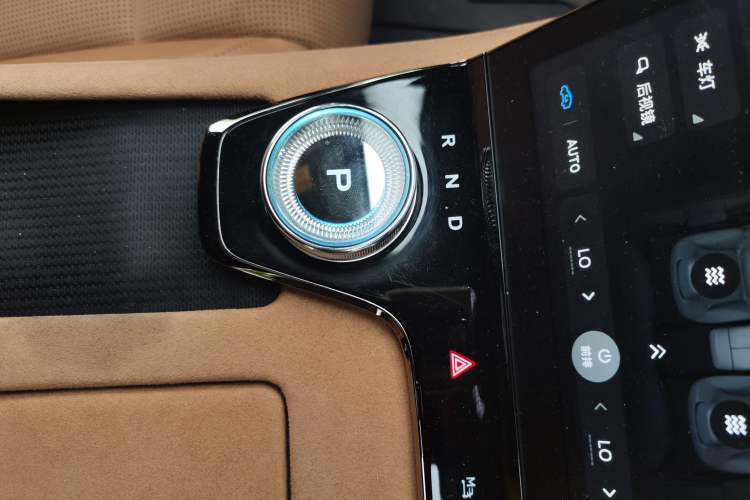 Used VOYAH PASSION 2024 PHEV Four-Wheel Drive Ultra-Long Range Flagship Model Gear Lever