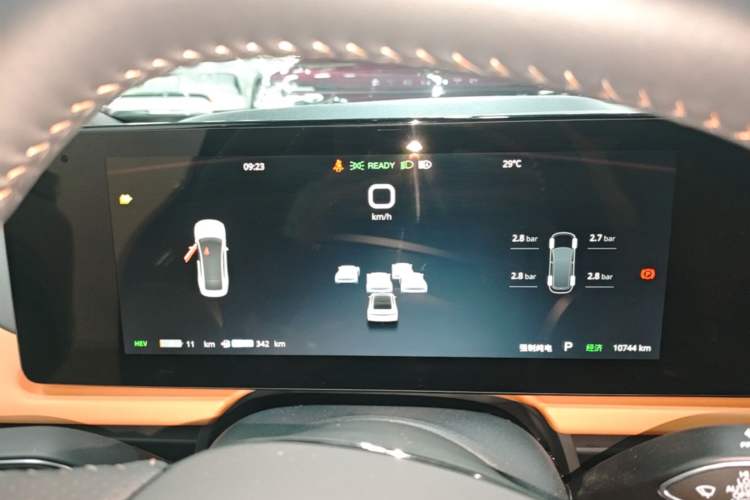Used VOYAH PASSION 2024 PHEV Four-Wheel Drive Ultra-Long Range Flagship Model Instrument Cluster