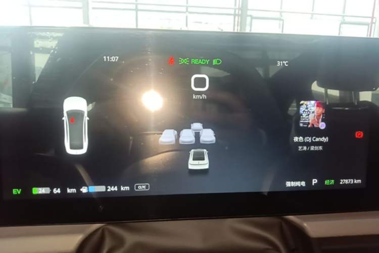 Used VOYAH PASSION 2024 PHEV Four-Wheel Drive Ultra-Long Range Flagship Model Instrument Cluster