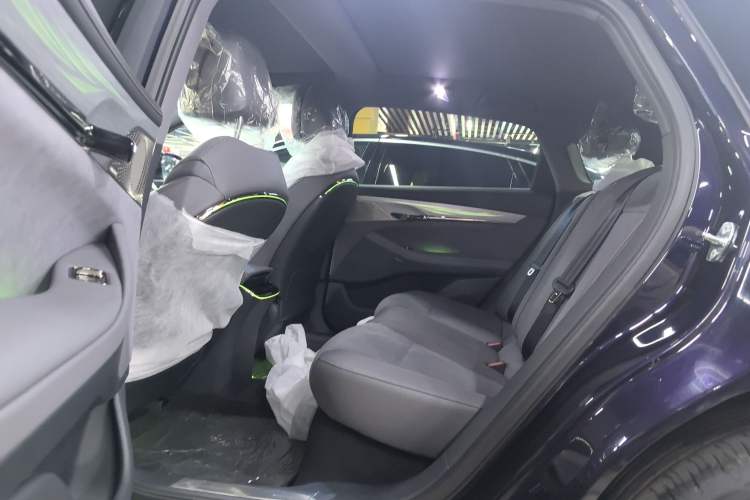 Used VOYAH PASSION 2024 PHEV Four-Wheel Drive Ultra-Long Range Executive Edition Interior 1