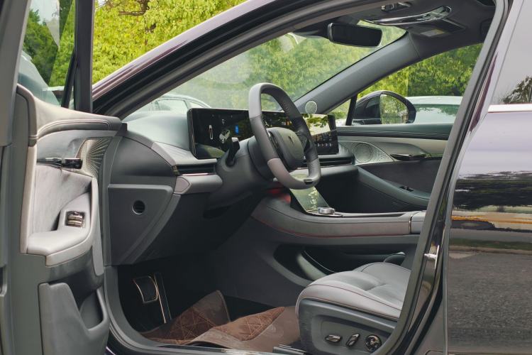 Used VOYAH PASSION 2024 PHEV Four-Wheel Drive Ultra-Long Range Flagship Model Interior 1