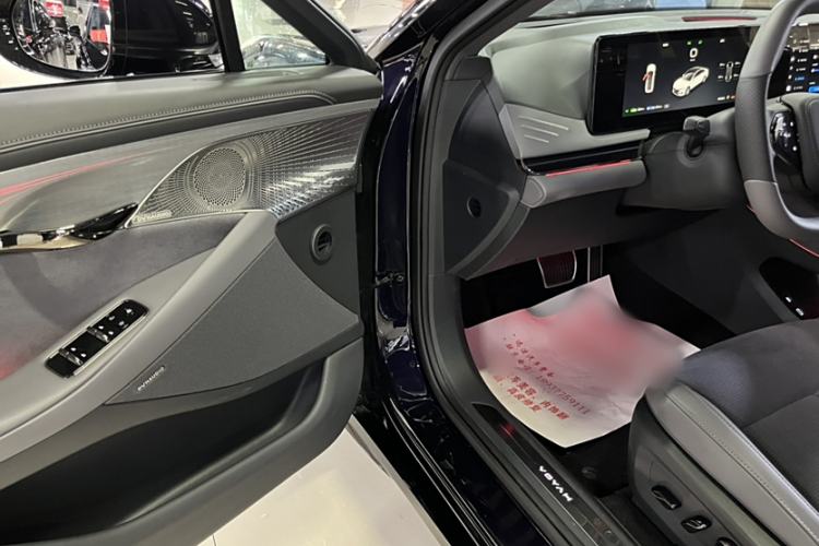 Used VOYAH PASSION 2024 PHEV Four-Wheel Drive Ultra-Long Range Executive Edition Interior 6