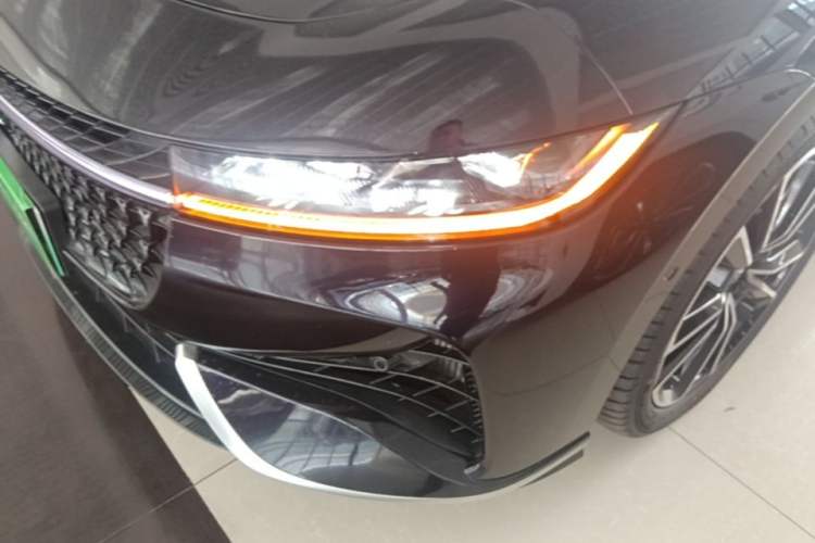 Used VOYAH PASSION 2024 PHEV Four-Wheel Drive Ultra-Long Range Flagship Model Left Front Headlight