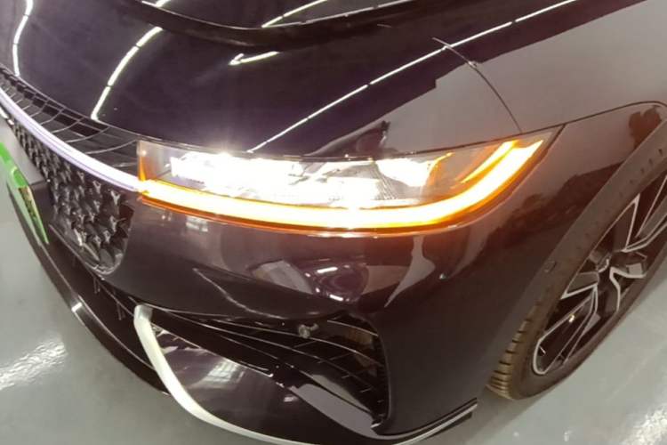 Used VOYAH PASSION 2024 PHEV Four-Wheel Drive Ultra-Long Range Flagship Model Left Front Headlight