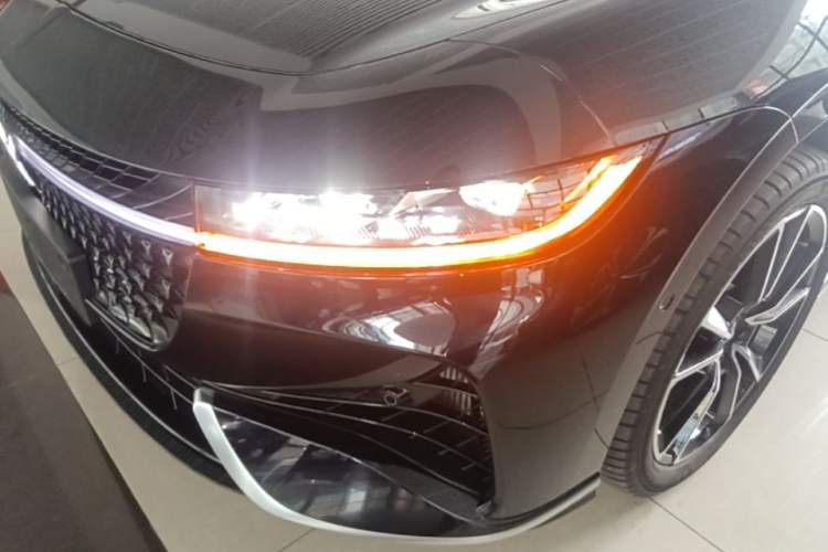 Used VOYAH PASSION 2024 PHEV Four-Wheel Drive Ultra-Long Range Flagship Model Left Front Headlight