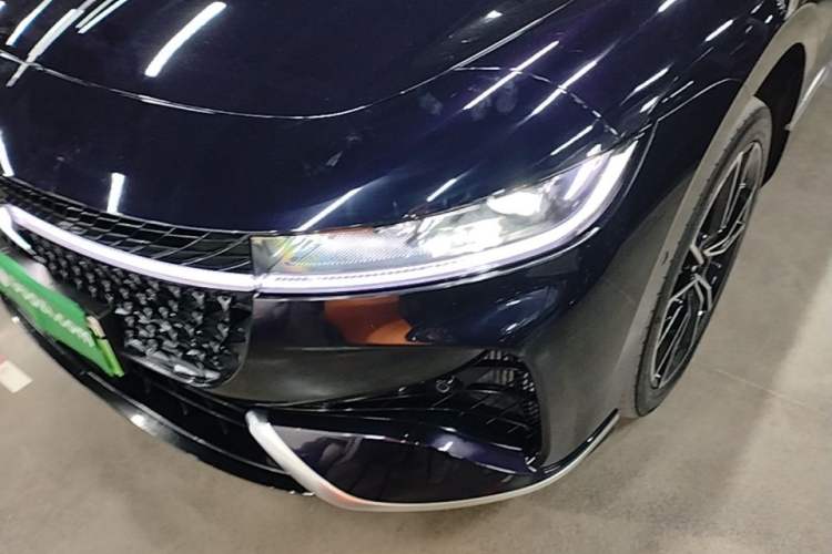 Used VOYAH PASSION 2024 PHEV Four-Wheel Drive Ultra-Long Range Flagship Model Left Front Headlight