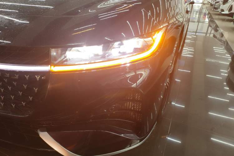 Used VOYAH PASSION 2024 PHEV Four-Wheel Drive Ultra-Long Range Flagship Model Left Front Headlight