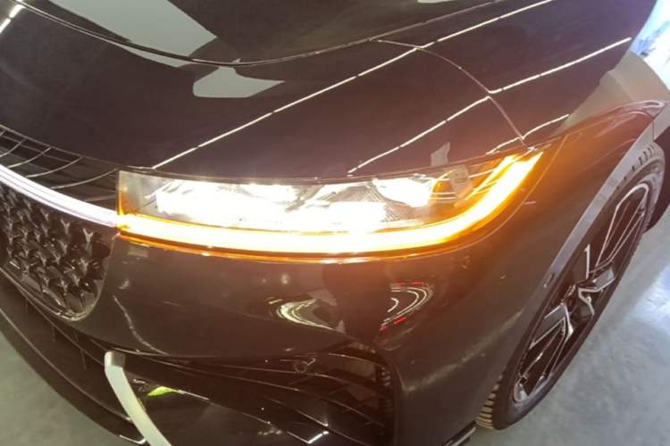 Used VOYAH PASSION 2024 PHEV Four-Wheel Drive Ultra-Long Range Flagship Model Left Front Headlight
