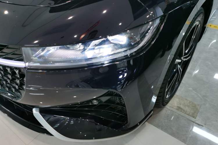 Used VOYAH PASSION 2024 PHEV Four-Wheel Drive Ultra-Long Range Flagship Model Left Front Headlight