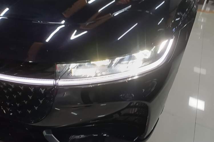 Used VOYAH PASSION 2024 PHEV Four-Wheel Drive Ultra-Long Range Flagship Model Left Front Headlight