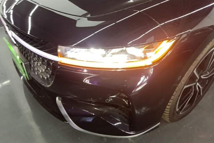 Used VOYAH PASSION 2024 PHEV Four-Wheel Drive Ultra-Long Range Flagship Model Left Front Headlight