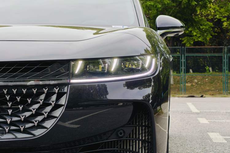 Used VOYAH PASSION 2024 PHEV Four-Wheel Drive Ultra-Long Range Flagship Model Left Front Headlight
