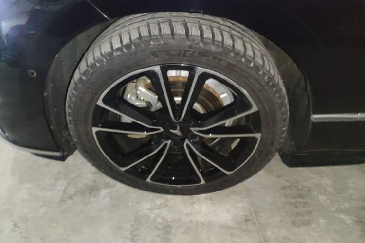 Used VOYAH PASSION 2024 PHEV Four-Wheel Drive Ultra-Long Range Flagship Model Left Front Wheel Hub