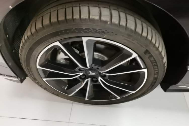 Used VOYAH PASSION 2024 PHEV Four-Wheel Drive Ultra-Long Range Flagship Model Left Front Wheel Hub
