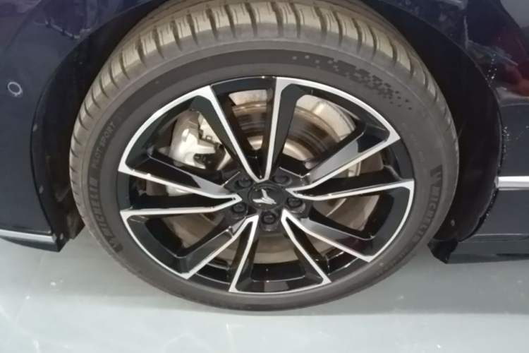 Used VOYAH PASSION 2024 PHEV Four-Wheel Drive Ultra-Long Range Flagship Model Left Front Wheel Hub