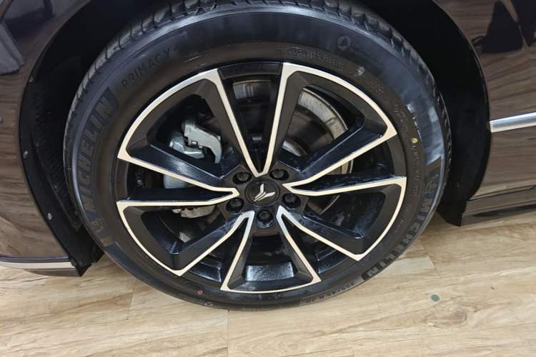 Used VOYAH PASSION 2024 PHEV Four-Wheel Drive Ultra-Long Range Flagship Model Left Front Wheel Hub