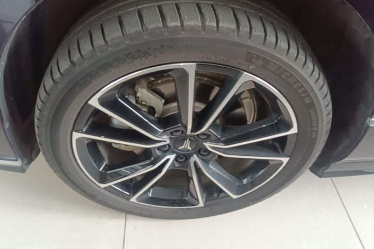 Used VOYAH PASSION 2024 PHEV Four-Wheel Drive Ultra-Long Range Flagship Model Left Front Wheel Hub
