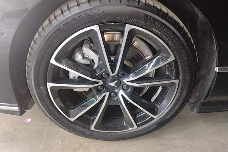 Used VOYAH PASSION 2024 PHEV Four-Wheel Drive Ultra-Long Range Flagship Model Left Front Wheel Hub