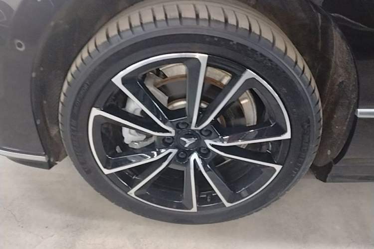 Used VOYAH PASSION 2024 PHEV Four-Wheel Drive Ultra-Long Range Flagship Model Left Front Wheel Hub