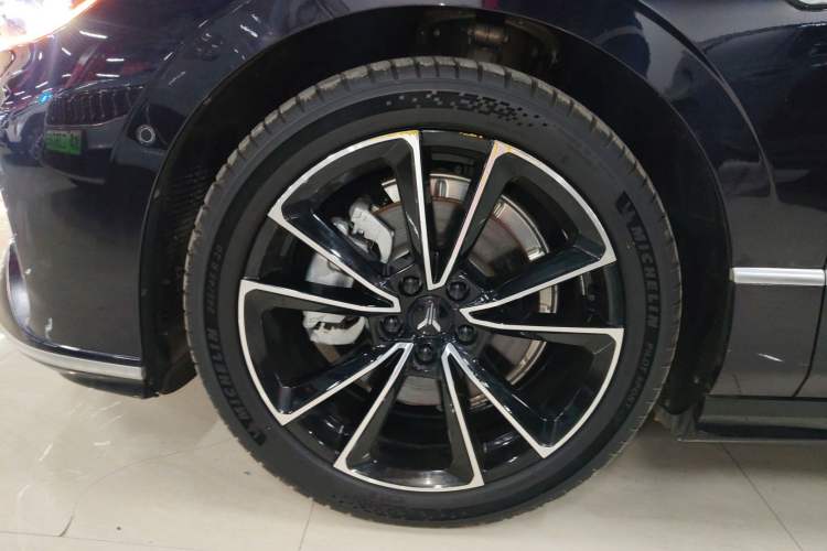 Used VOYAH PASSION 2024 PHEV Four-Wheel Drive Ultra-Long Range Flagship Model Left Front Wheel Hub
