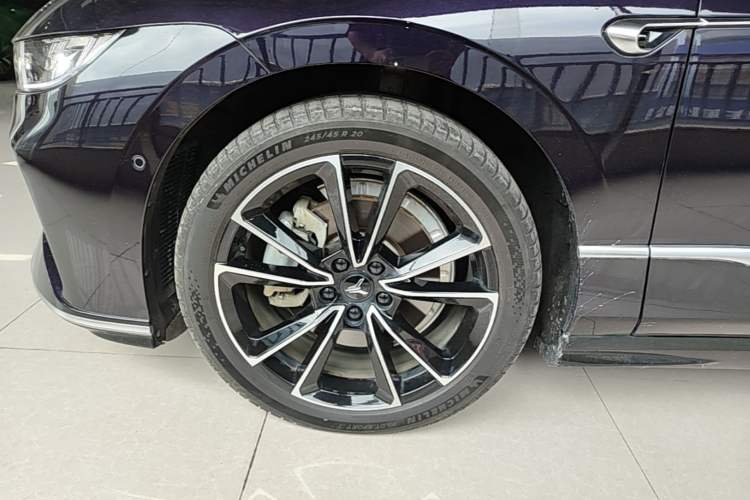 Used VOYAH PASSION 2024 PHEV Four-Wheel Drive Ultra-Long Range Flagship Model Left Front Wheel Hub