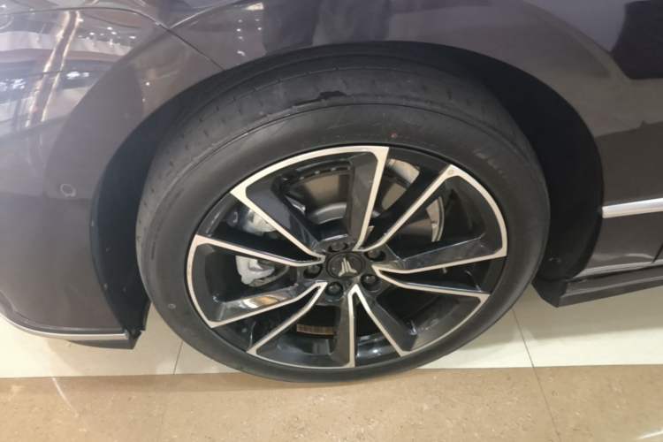 Used VOYAH PASSION 2024 PHEV Four-Wheel Drive Ultra-Long Range Flagship Model Left Front Wheel Hub