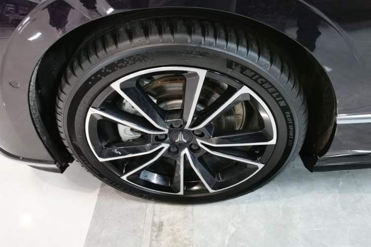 Used VOYAH PASSION 2024 PHEV Four-Wheel Drive Ultra-Long Range Flagship Model Left Front Wheel Hub