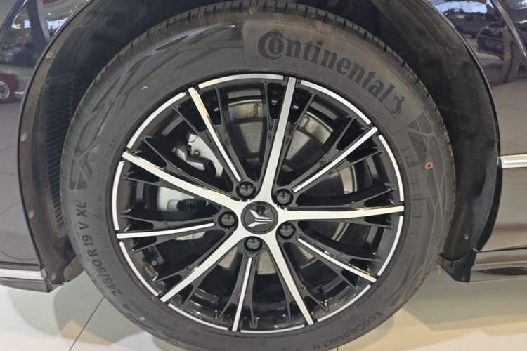 Used VOYAH PASSION 2024 PHEV Four-Wheel Drive Ultra-Long Range Executive Edition Left Front Wheel Hub