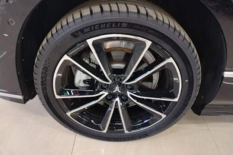 Used VOYAH PASSION 2024 PHEV Four-Wheel Drive Ultra-Long Range Flagship Model Left Front Wheel Hub