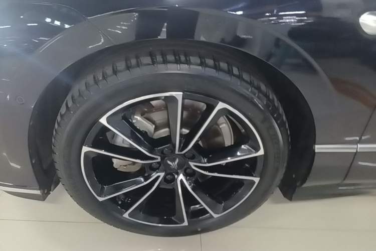 Used VOYAH PASSION 2024 PHEV Four-Wheel Drive Ultra-Long Range Flagship Model Left Front Wheel Hub