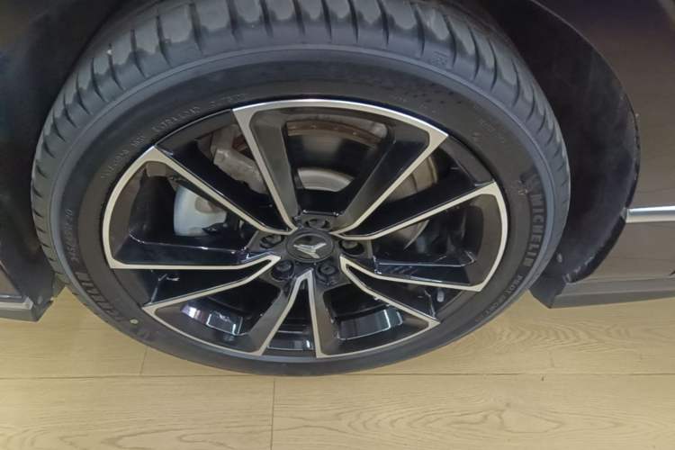 Used VOYAH PASSION 2024 PHEV Four-Wheel Drive Ultra-Long Range Flagship Model Left Front Wheel Hub