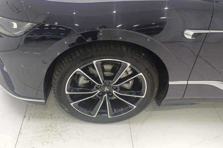 Used VOYAH PASSION 2024 PHEV Four-Wheel Drive Ultra-Long Range Flagship Model Left Front Wheel Hub