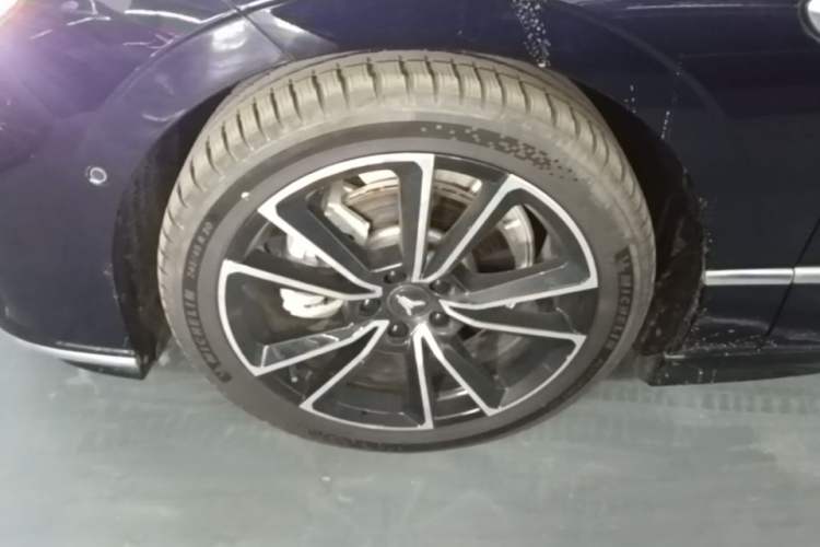 Used VOYAH PASSION 2024 PHEV Four-Wheel Drive Ultra-Long Range Flagship Model Left Front Wheel Hub
