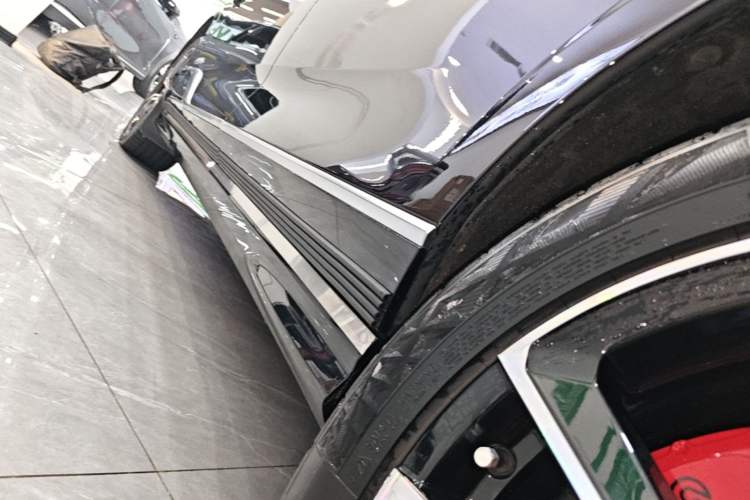 Used VOYAH PASSION 2024 PHEV Four-Wheel Drive Ultra-Long Range Flagship Model Left Side Sill