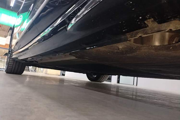 Used VOYAH PASSION 2024 PHEV Four-Wheel Drive Ultra-Long Range Flagship Model Left Side Sill