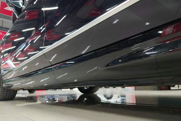Used VOYAH PASSION 2024 PHEV Four-Wheel Drive Ultra-Long Range Flagship Model Left Side Sill