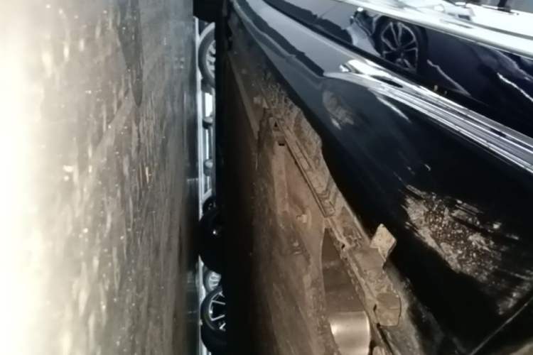 Used VOYAH PASSION 2024 PHEV Four-Wheel Drive Ultra-Long Range Flagship Model Left Side Sill