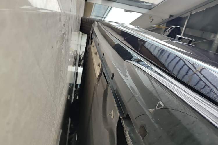 Used VOYAH PASSION 2024 PHEV Four-Wheel Drive Ultra-Long Range Flagship Model Left Side Sill