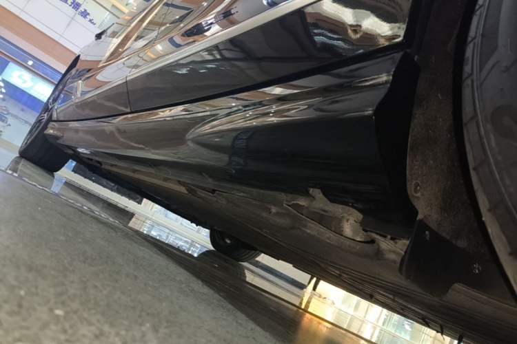 Used VOYAH PASSION 2024 PHEV Four-Wheel Drive Ultra-Long Range Flagship Model Left Side Sill
