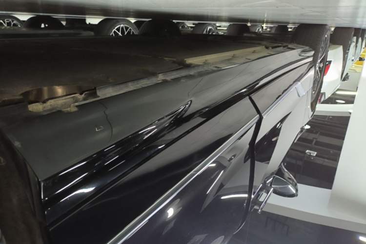 Used VOYAH PASSION 2024 PHEV Four-Wheel Drive Ultra-Long Range Executive Edition Left Side Sill
