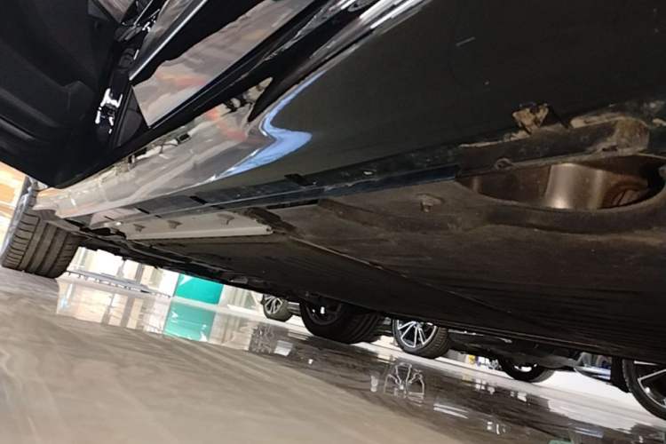 Used VOYAH PASSION 2024 PHEV Four-Wheel Drive Ultra-Long Range Flagship Model Left Side Sill
