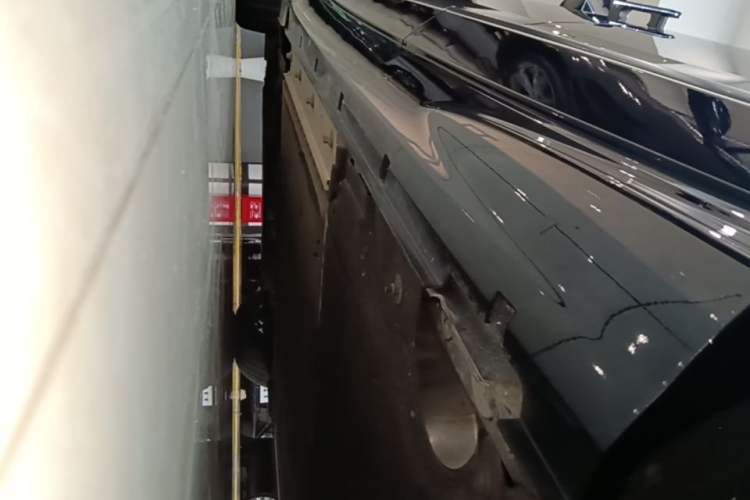 Used VOYAH PASSION 2024 PHEV Four-Wheel Drive Ultra-Long Range Flagship Model Left Side Sill