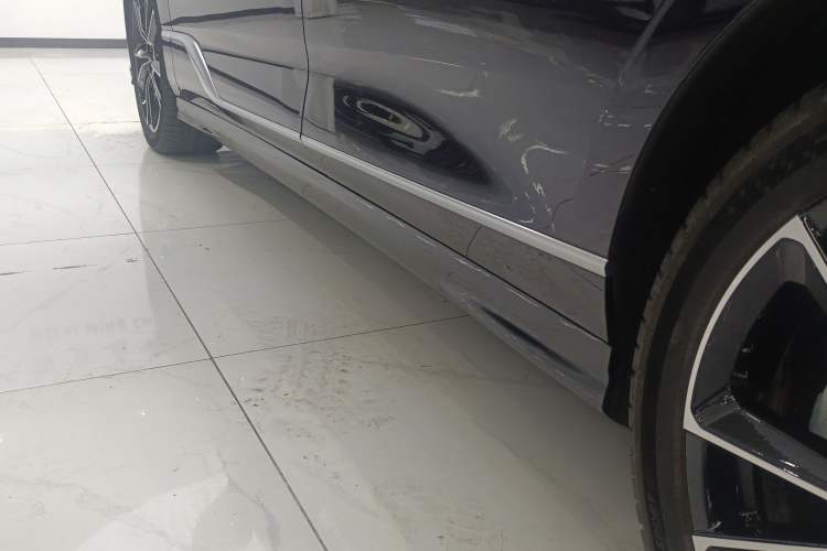 Used VOYAH PASSION 2024 PHEV Four-Wheel Drive Ultra-Long Range Flagship Model Left Side Sill